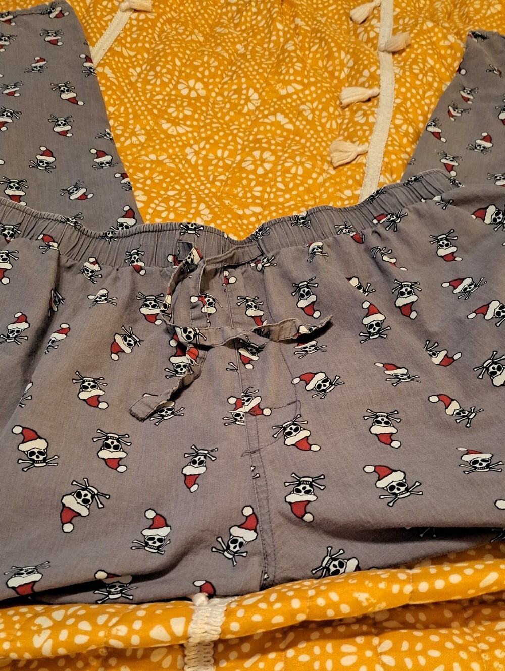 OLD NAVY Gray Holiday Skull Print pajama bottoms,in great condition,no flaws